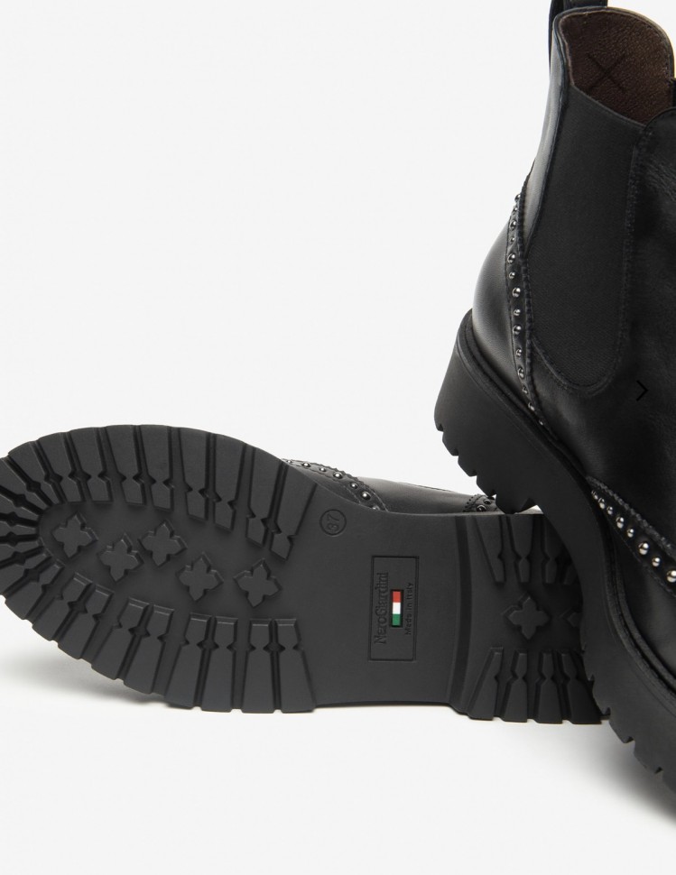 Stivaletto Chelasea borchiette NeroGiardini